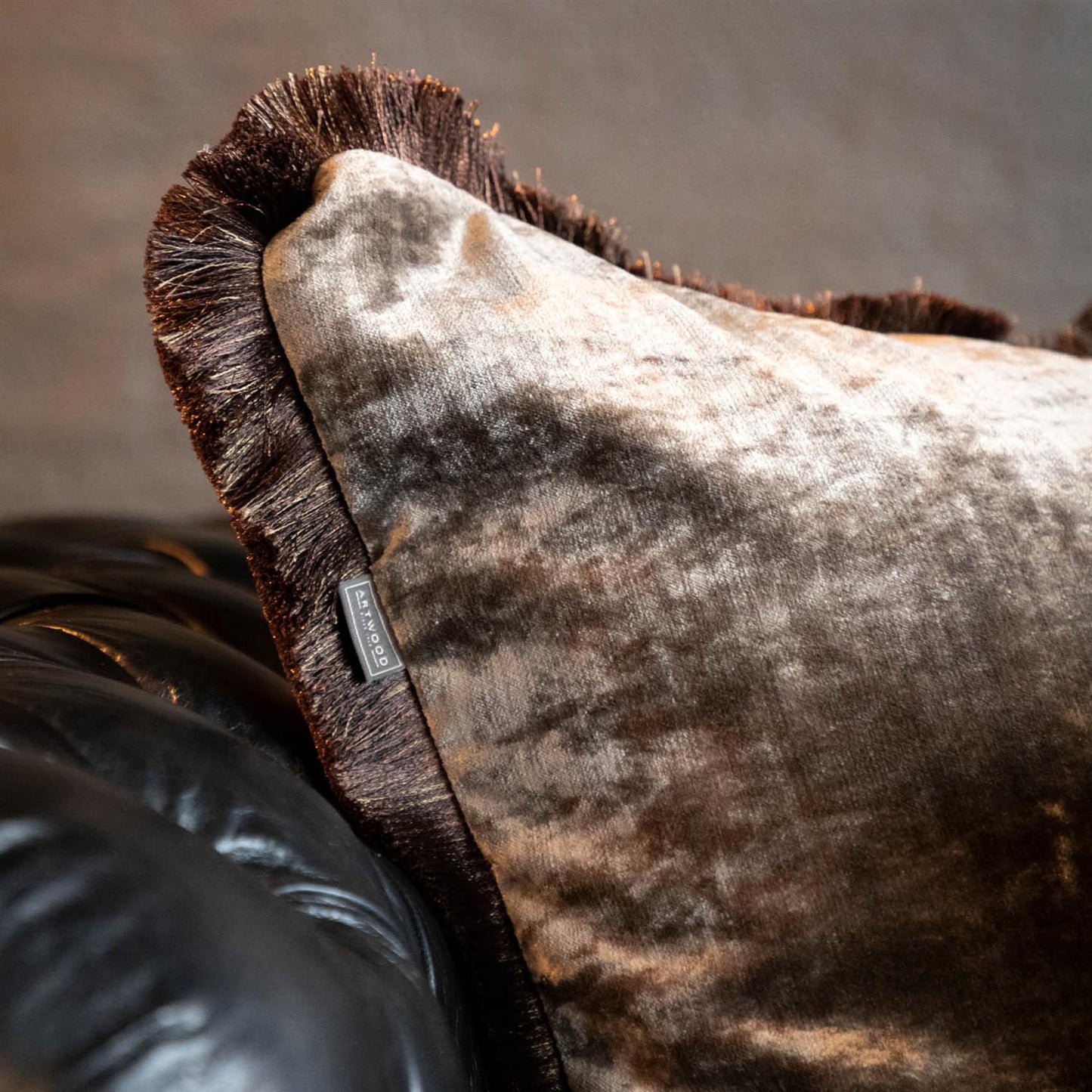 Putetrekk Garda Velvet Taupe fringe 50x50 cm