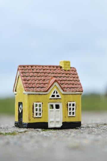 Lyshus gult m/hvit dør