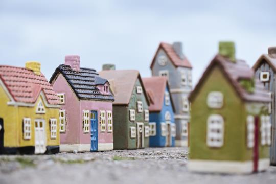 Lyshus grønt m/rød dør